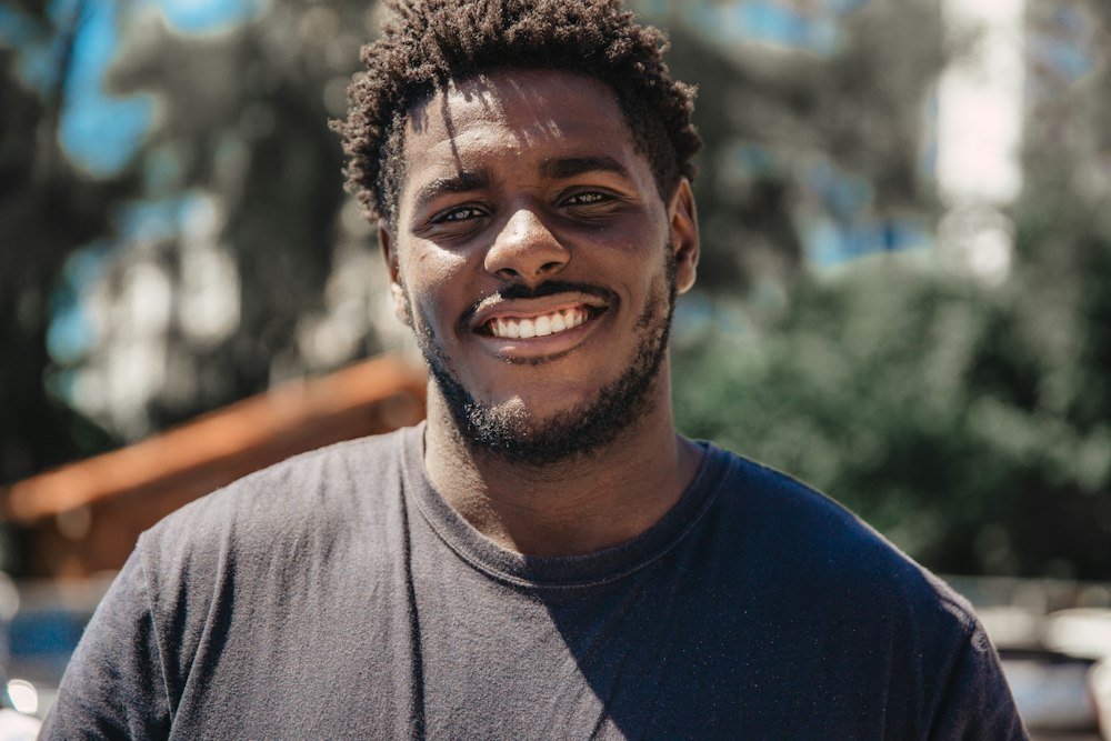 Portrait d'un homme africain souriant