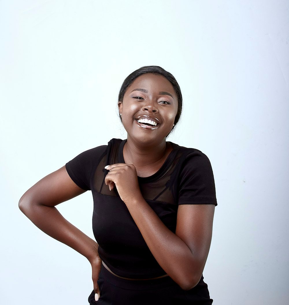 Jeune femme africaine souriante