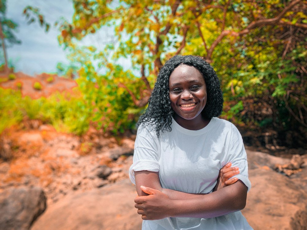 Jeune femme africaine souriante