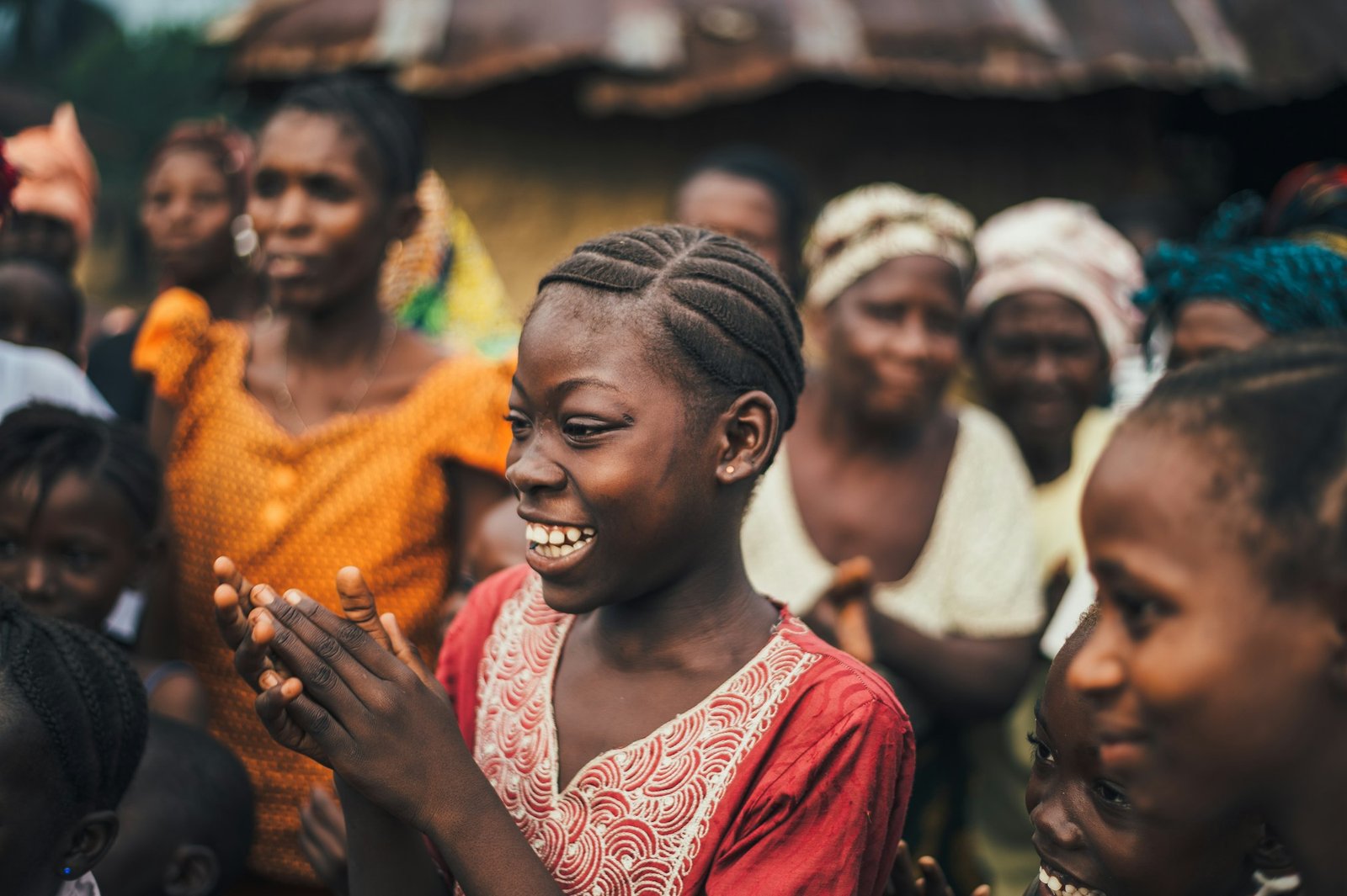Femmes africaines souriantes réunies en communauté
