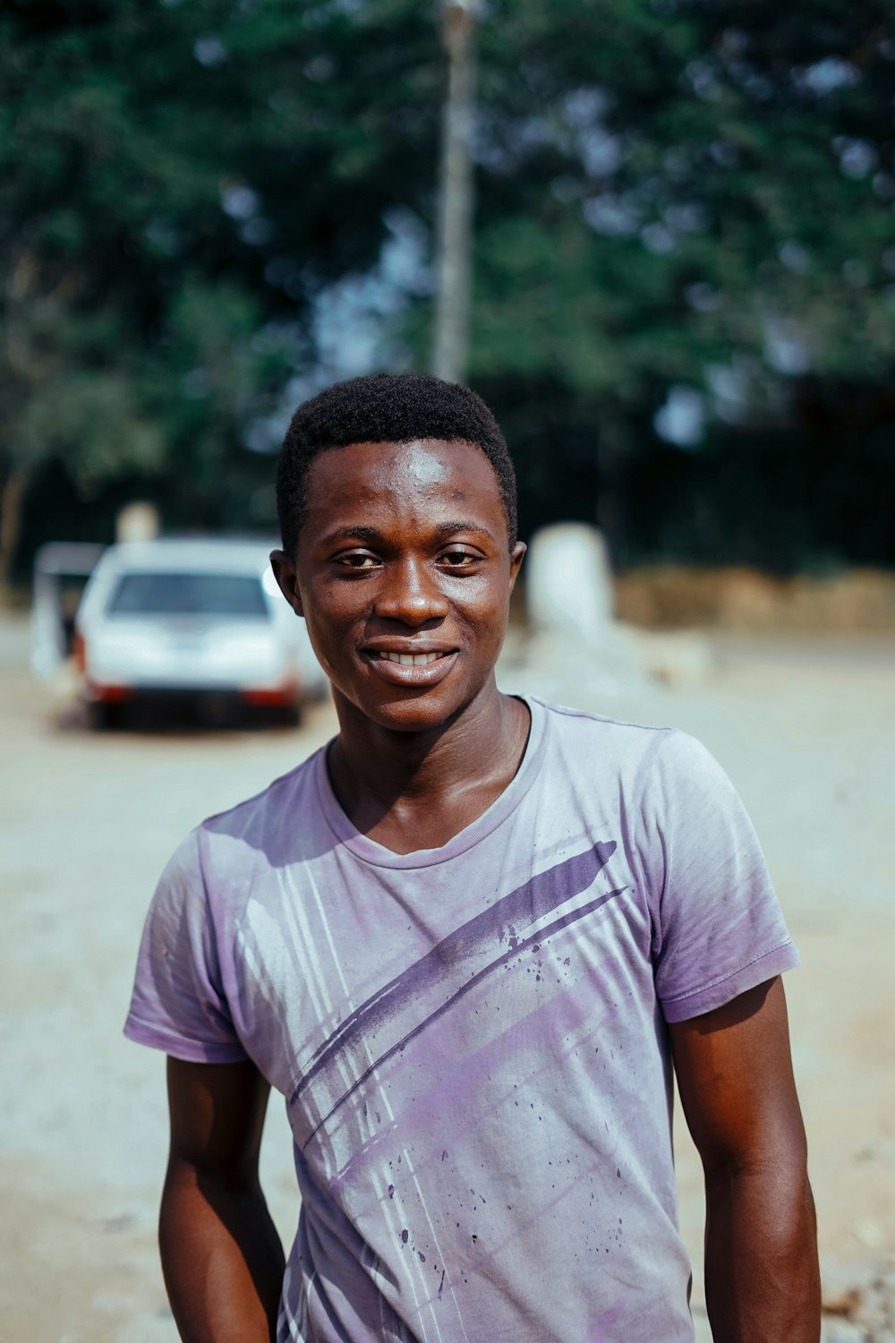 Jeune homme africain souriant