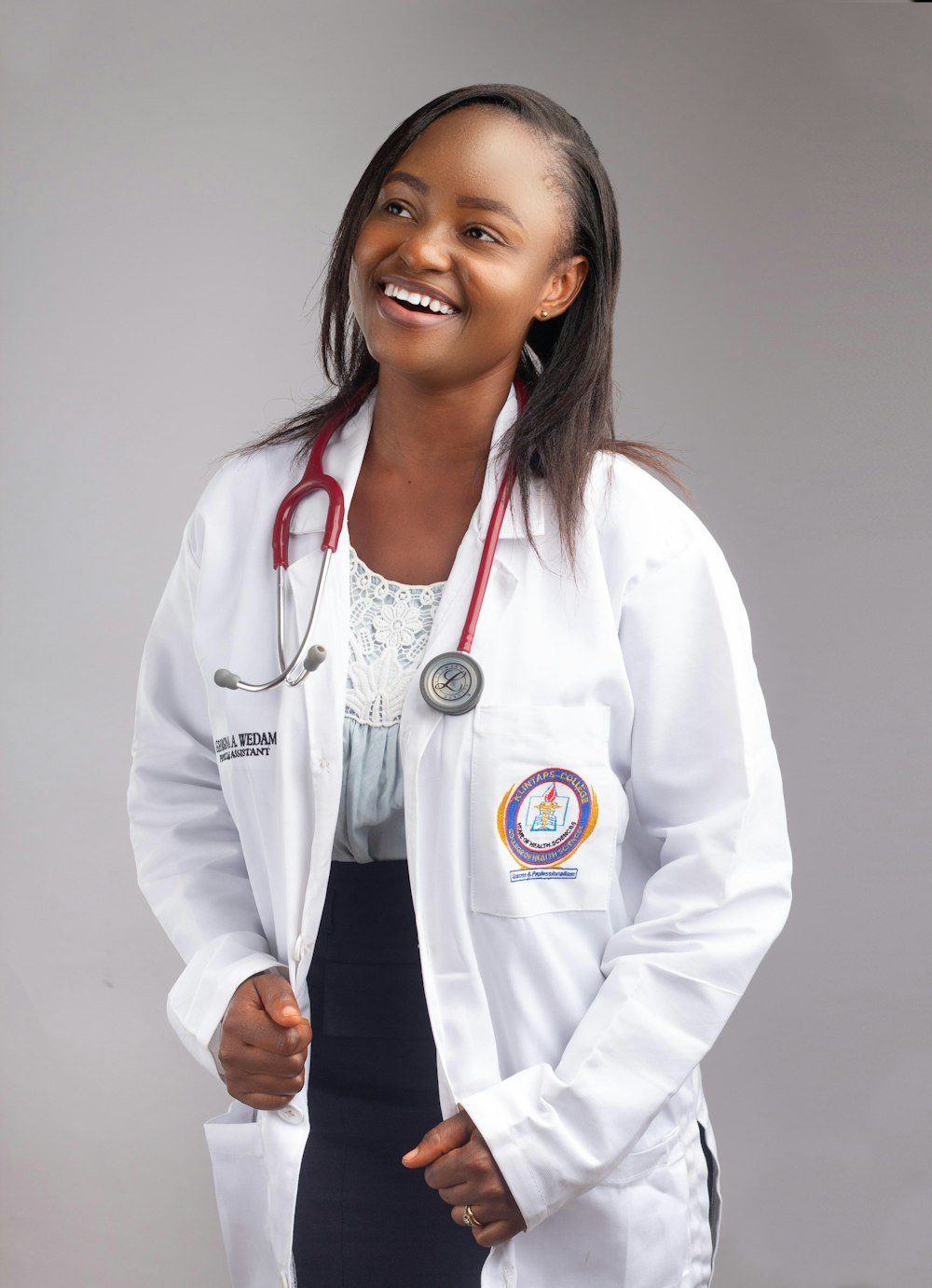 Médecin africaine en blouse blanche