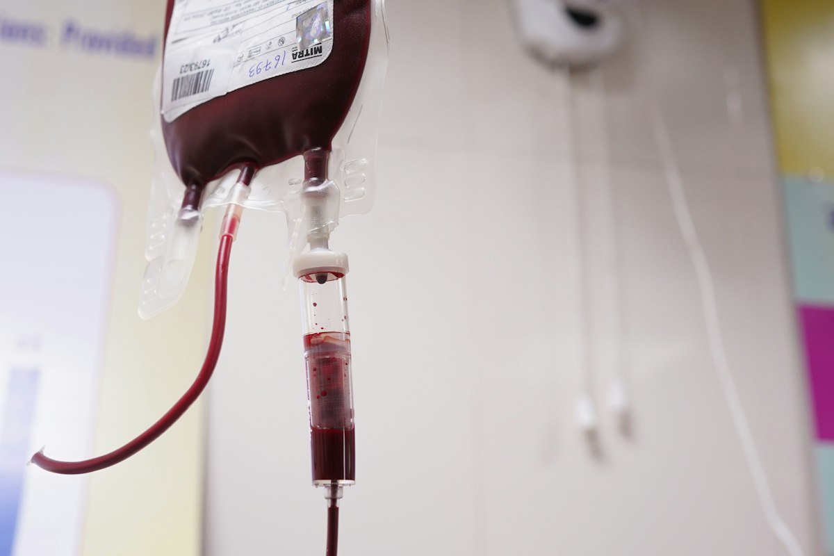 Poche de sang suspendue pour une transfusion
